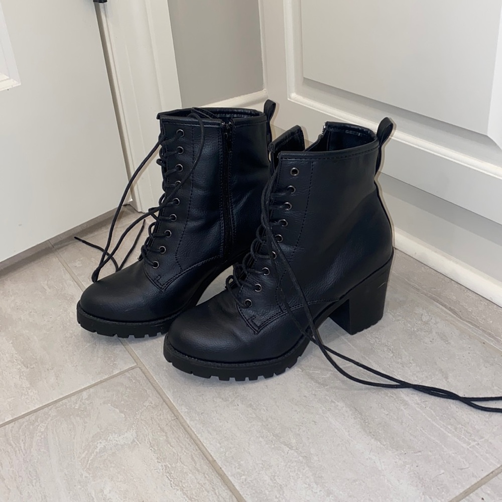 Black zip up/ tie boots
